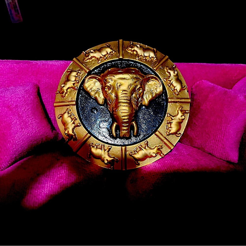 Vintage look belt buckle